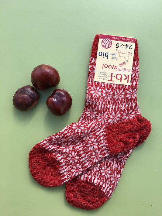 Hirsch Natur Feinstricksocke - Sternenmuster - rot/nat – jetzt kaufen